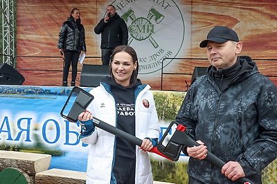 Невероятная атмосфера. Четвертый чемпионат по колке дров среди СМИ проходит в Минском районе