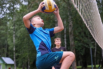Спорт для сильных духом. С тренером хоккейного клуба \"Динамо Джуниверс\" встретились воспитанники лагеря \"Оптимист\"