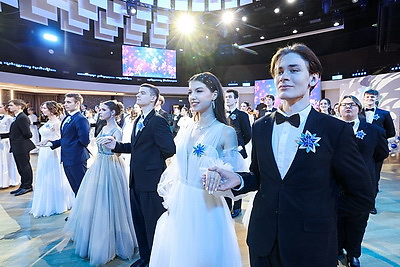 \"Атмосфера сказки!\". Более 40 пар кружились в танце на студенческом балу в Витебске