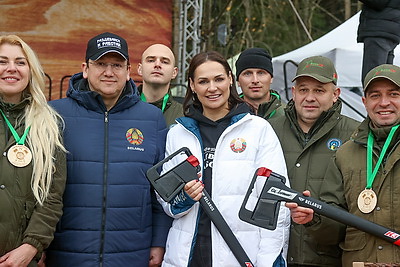 Невероятная атмосфера. Четвертый чемпионат по колке дров среди СМИ проходит в Минском районе