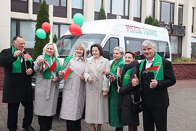 Ключи от микроавтобусов передали в соцучреждения страны