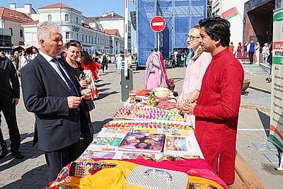 Аргентинцы, китайцы, грузины. Десятки национальностей презентовали свою культуру в центре Минска