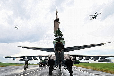 На учении \"Запад-2025\" военные самолеты посадили на автомобильную дорогу