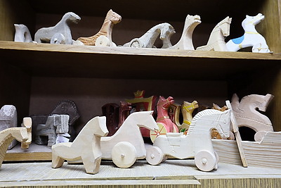 Вытинанки, набивки на ткани, старинные игрушки из дерева. Чему учат детей в Доме ремесел Глубокого