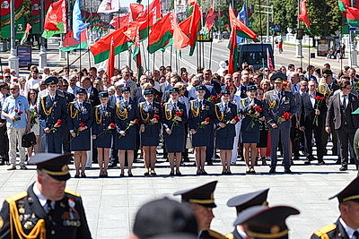 Народное возложение цветов прошло у монумента Победы в Минске