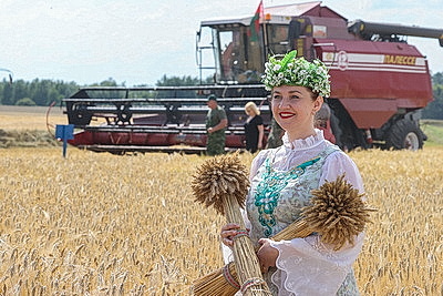 Областные \"Зажинки\" провели в Мозырском районе на щедрый урожай
