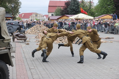 Перестрелка, взрывы и водружение Знамени Победы. В Гродно прошла реконструкция штурма Рейхстага