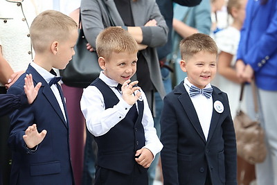 Железнодорожный класс и шикарная спортивная база. Новую школу открыли в Минске