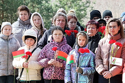 Поклон и цветы от всех поколений. Память жертв фашизма почтили в Городке