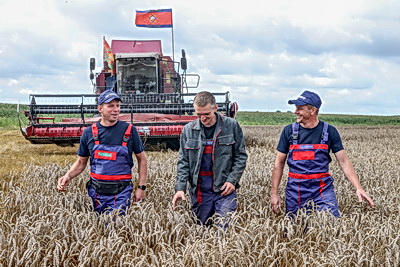 Экипажи со спасателями убирают урожай в Рогачевском районе