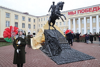 Памятник Рокоссовскому, парад военной техники. В Гомеле почтили память героев-освободителей