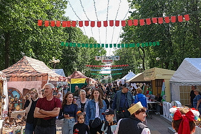 Пешеходная превратилась в творческую. На центральной улице Молодечно народные мастера показали лучшие работы