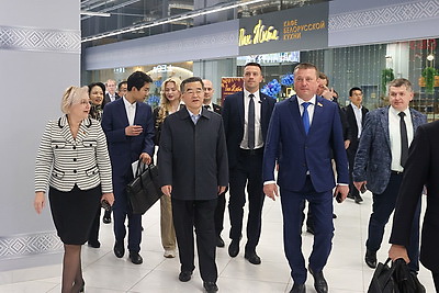 Парламентская делегация КНР посетила \"Першы нацыянальны гандлёвы дом\", Музей истории ВОВ и \"Великий камень\"