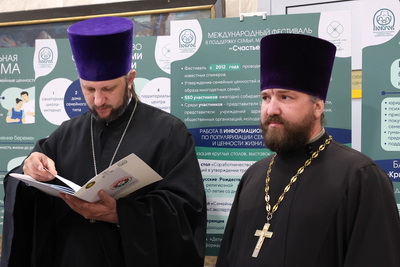 \"Любите свою семью\". Караник о роли традиционных семейных ценностей в укреплении глобальной безопасности