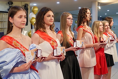 115 выпускникам школ Первомайского района Витебска вручили золотые и серебряные медали
