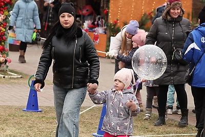 Сотни семей собрались на \"Новогодней круговерти\" в Могилеве