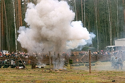 Масштабная военно-историческая реконструкция состоялась в мемориальном комплексе \"Партизанская криничка\" в Гомеле