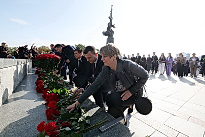Торжественная церемония возложения цветов прошла у стелы \"Минск - город-герой\"