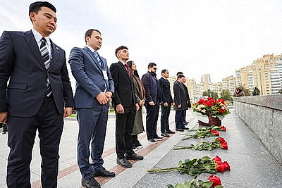 Участники молодежного форума СНГ и ЕАЭС возложили цветы к стеле \"Минск - город-герой\"