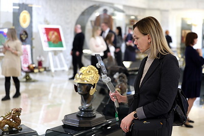 \"Сінявокая, чыстая, прыгожая\". Экскурсанты Дворца Независимости признались в любви к Беларуси