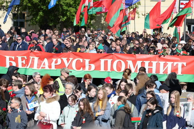 \"Беларусь помнит\": торжественная церемония возложения цветов проходит на площади Победы