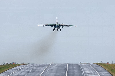На учении \"Запад-2025\" военные самолеты посадили на автомобильную дорогу