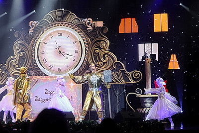 Дед Мороз, подарки и хороводы. 800 детей собрал благотворительный праздник в Гродно