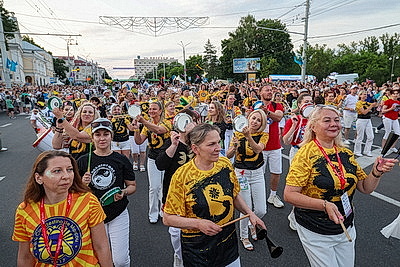 Красочное шествие по улицам Витебска провели участники феста \"На семи ветрах\"