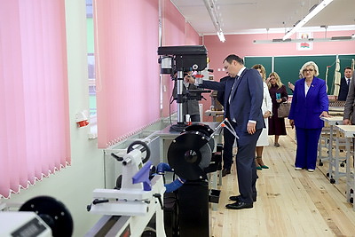 Современная и просторная. Новая школа в Боровлянах на 1 тыс. мест приняла первых учеников