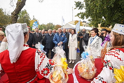 Памятник креветке, выставка караваев и подворий. В Белоозерске проходят \"Дажынкі-2025\"