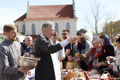 Накануне Пасхи белорусы освящают куличи в храмах и костелах