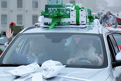 Новогодний автопарад и открытие резиденции Деда Мороза. В Могилеве дали старт праздничным мероприятиям