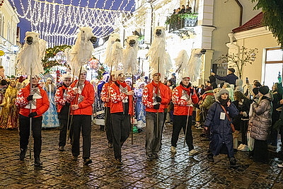 Шествие Дедов Морозов и Снегурочек собрало в Гродно более 700 участников