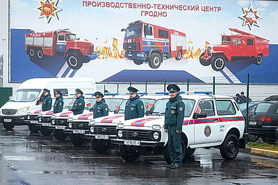 Ключи от квартир и служебных автомобилей вручили гродненским спасателям