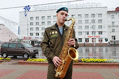 Витебские десантники на улицах города вручили женщинам цветы