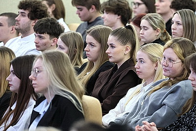 В Международном университете \"МИТСО\" представили книгу \"Суперпозиция. Параллельные миры\"