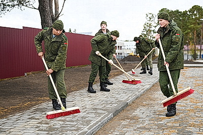 На республиканском субботнике благоустроили территорию Брестской областной клинической больницы