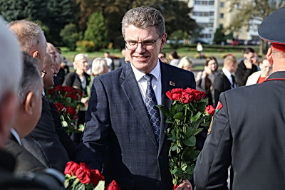 Торжественная церемония возложения цветов прошла у стелы \"Минск - город-герой\"