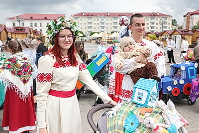 Танки, трактор и мини-кондитерская. Яркий парад-шествие детских колясок прошел в Гродно