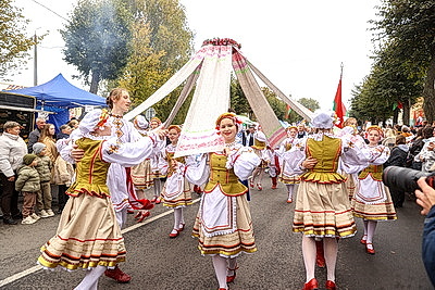 Памятник креветке, выставка караваев и подворий. В Белоозерске проходят \"Дажынкі-2025\"