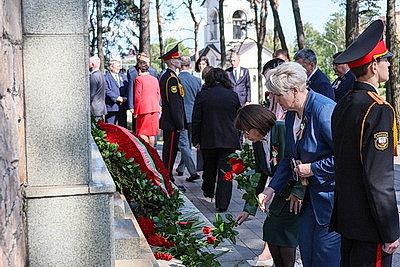 Делегация Совета Республики возложила цветы к мемориальному комплексу \"Масюковщина\"