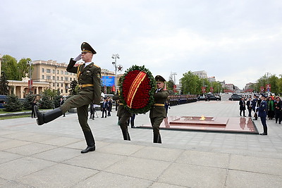 Генсек ЦК Компартии Вьетнама возложил венок к монументу Победы в Минске