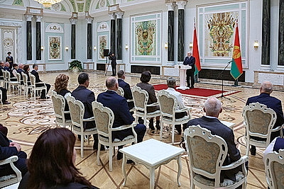 Лукашенко вручил награды заслуженным аграриям Беларуси