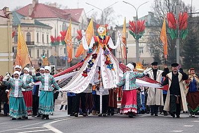 С настроением и душевно. В Гродно ярко и тепло отпраздновали Масленицу