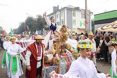 Памятник креветке, выставка караваев и подворий. В Белоозерске проходят \"Дажынкі-2025\"