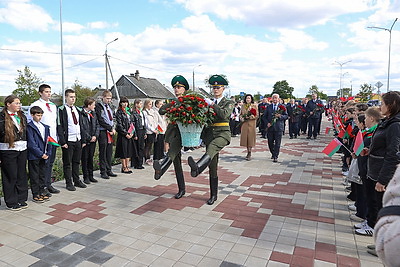 Участники выездного заседания Совета Республики возложили цветы к братской могиле \"Скульптура солдата\"