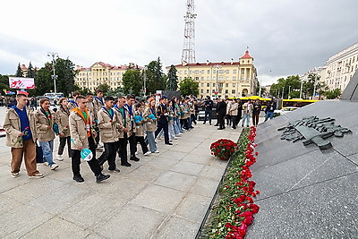 Память поколений. Участники \"Поезда Памяти\" возложили цветы к монументу Победы
