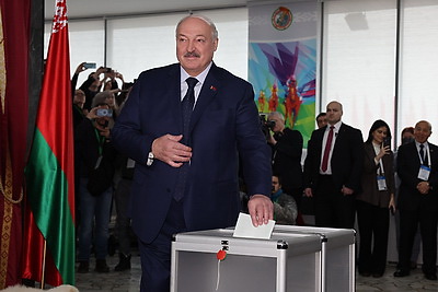 Лукашенко проголосовал на президентских выборах и провел пресс-конференцию для СМИ
