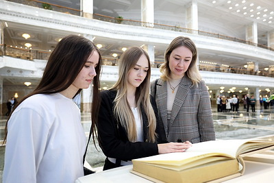 \"Сінявокая, чыстая, прыгожая\". Экскурсанты Дворца Независимости признались в любви к Беларуси