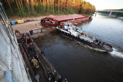 Модернизированную баржу для речного пароходства спустили на воду Немана в Гродно